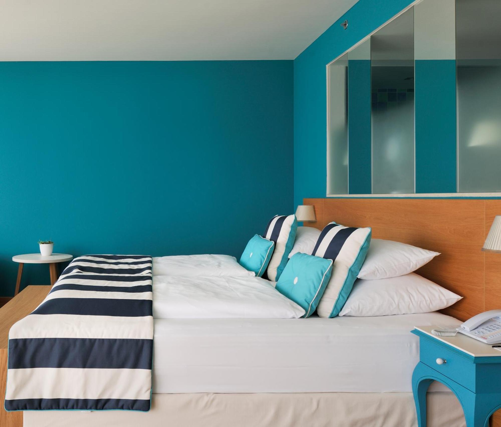 Falkensteiner Hotel & Spa Iadera Petrcane Phòng bức ảnh A bedroom with blue walls